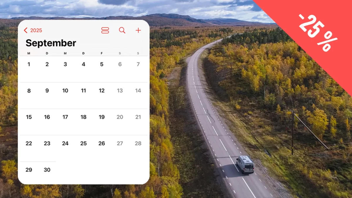 Werbebanner mit einer Rabattaktion im Herbst 2025, einem Kalender -Mockup und einem Camper, der durch eine Herbstlandschaft fährt.