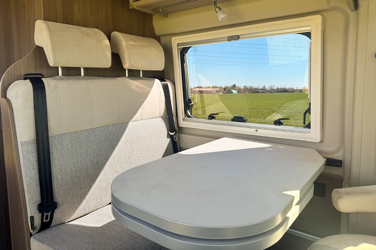 Einladende Sitzgruppe des Fiat Carado Campers