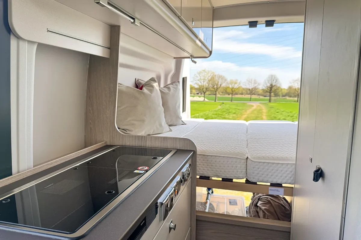 Schlafplatz und Blick durch die geöffnete Hecktür des Bürstner Lineo 600 Campers bei Autohaus Hempel in Braunschweig