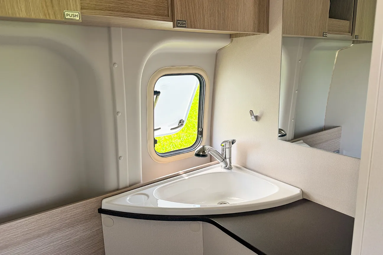 Badezimmer des Bürstner Lineo 600 Campers bei Autohaus Hempel in Braunschweig