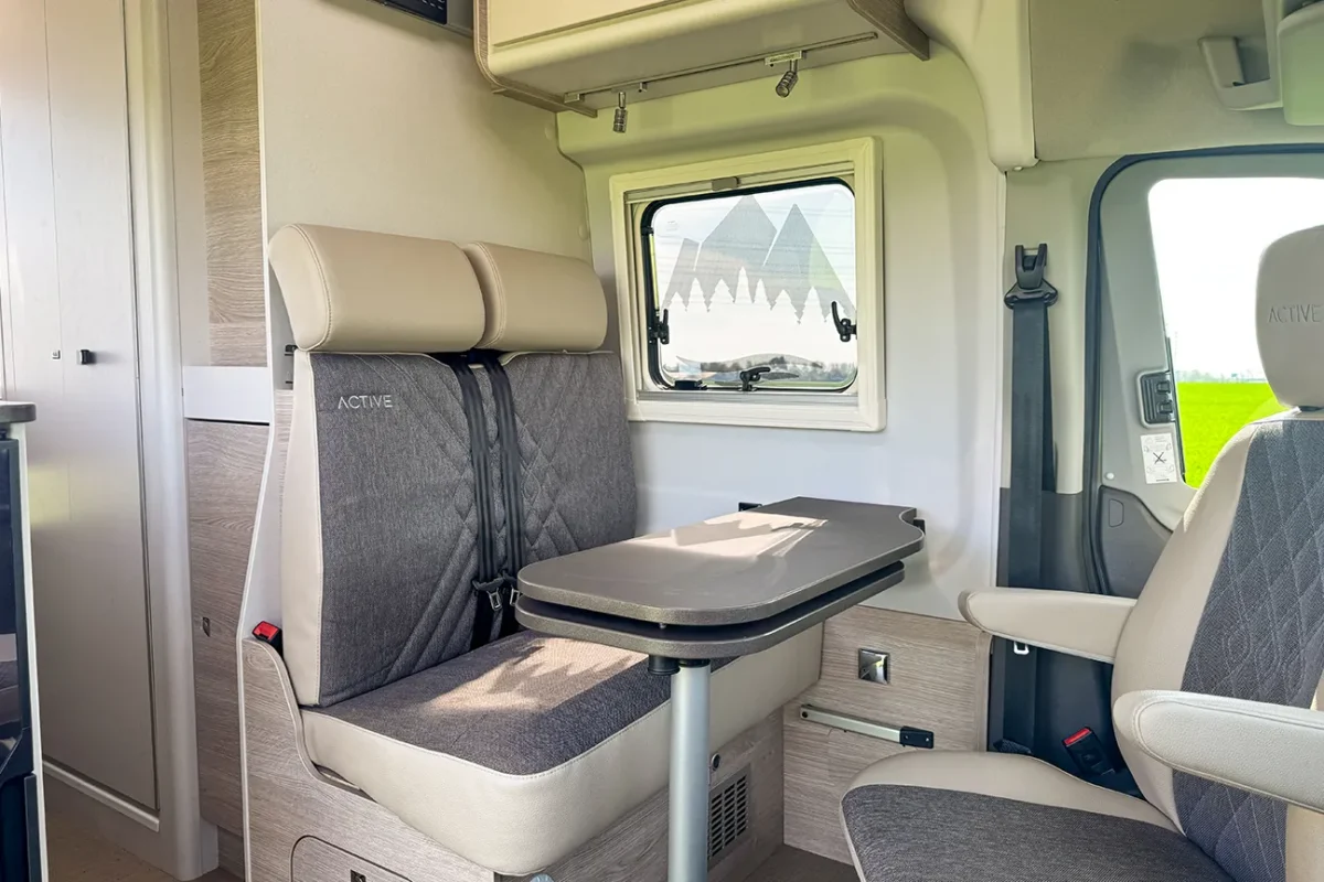 Einladende Sitzgruppe des Bürstner Lineo 600 Campers bei Autohaus Hempel in Braunschweig