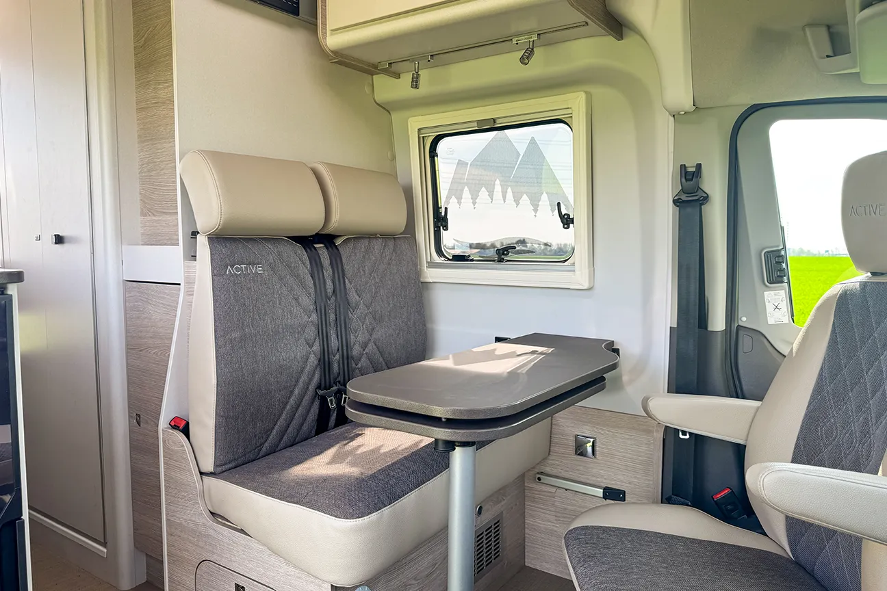 Einladende Sitzgruppe des Bürstner Lineo 600 Campers bei Autohaus Hempel in Braunschweig