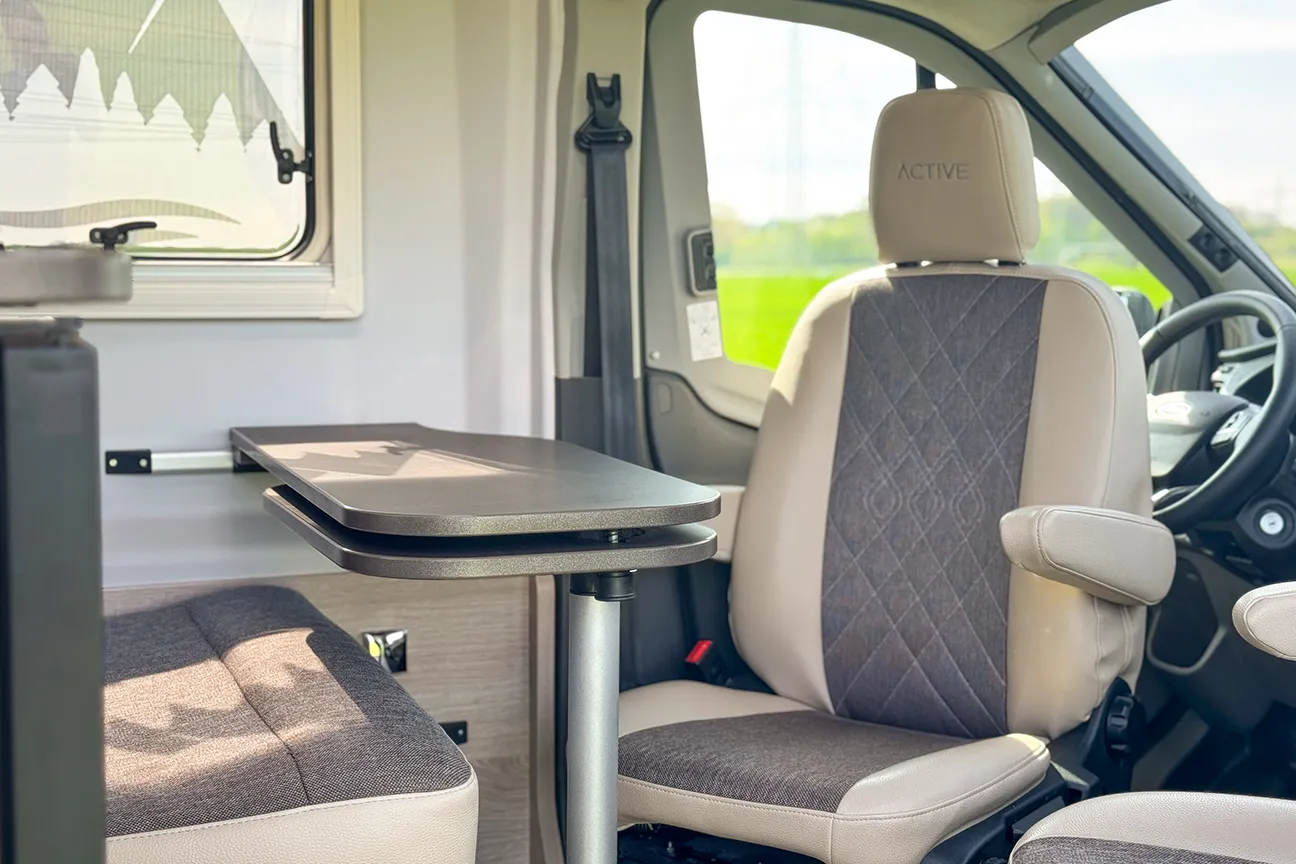 Sitzgruppe mit Tisch des Bürstner Lineo 600 Campers bei Autohaus Hempel in Braunschweig