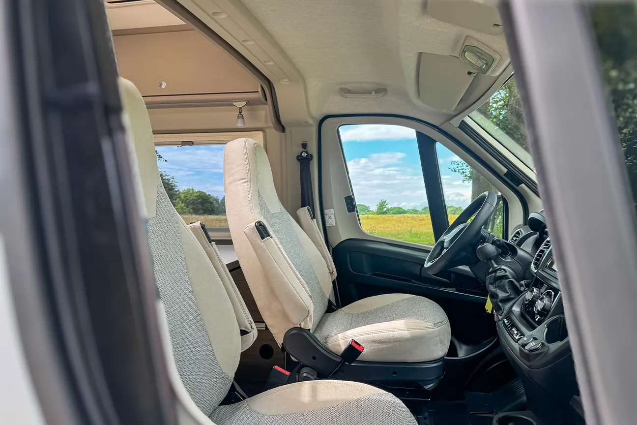 Sicht in den Innenraum des Fahrerhauses eines weißen Fiat Carado Typ 640 Camper.