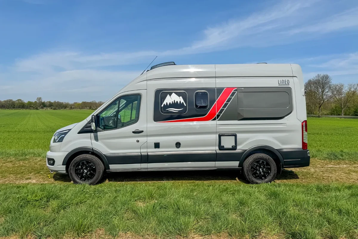 Seitenansicht des Bürstner Lineo Campers auf einem sonnigen Feld